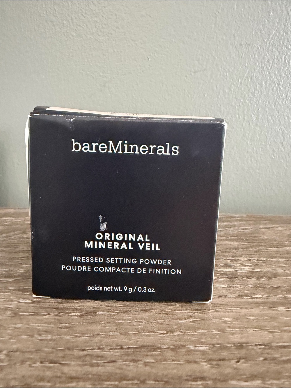 bareMinerals Pressed Setting Powder Compact in Black Packaging